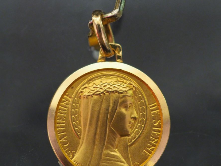 Ensemble comprenant cinq différentes médailles religieuses en or jaune