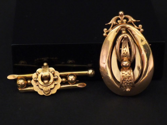 Vente aux enchères Ensemble comprenant :  - une broche/pendentif Napoléon III en or jaune