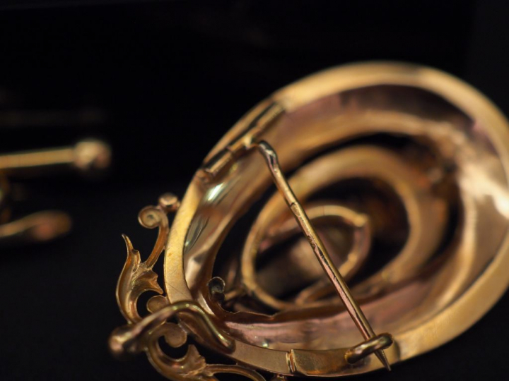 Ensemble comprenant :  - une broche/pendentif Napoléon III en or jaune