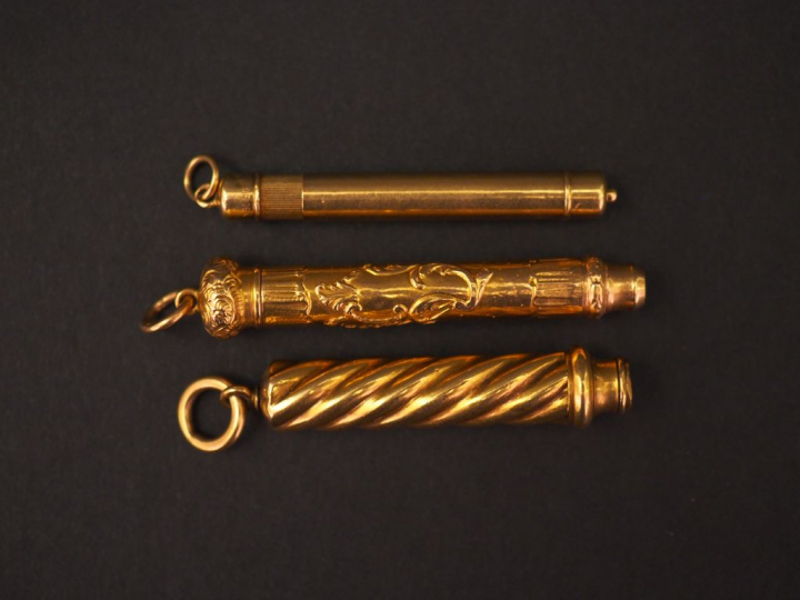 Ensemble comprenant trois différents crayons en or jaune.  Poids tel. 