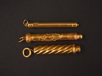 Vente aux enchères Ensemble comprenant trois différents crayons en or jaune.  Poids tel. 