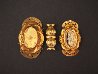 Vente aux enchères Ensembe comprenant trois différents fermoirs Napoléon III en or jaune.