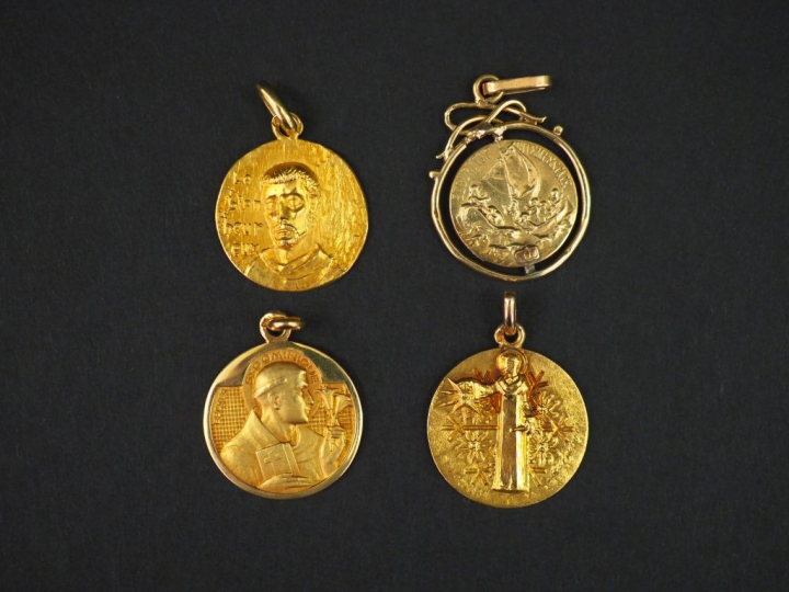 Ensemble comprenant quatre différentes médailles religieuses en or jau