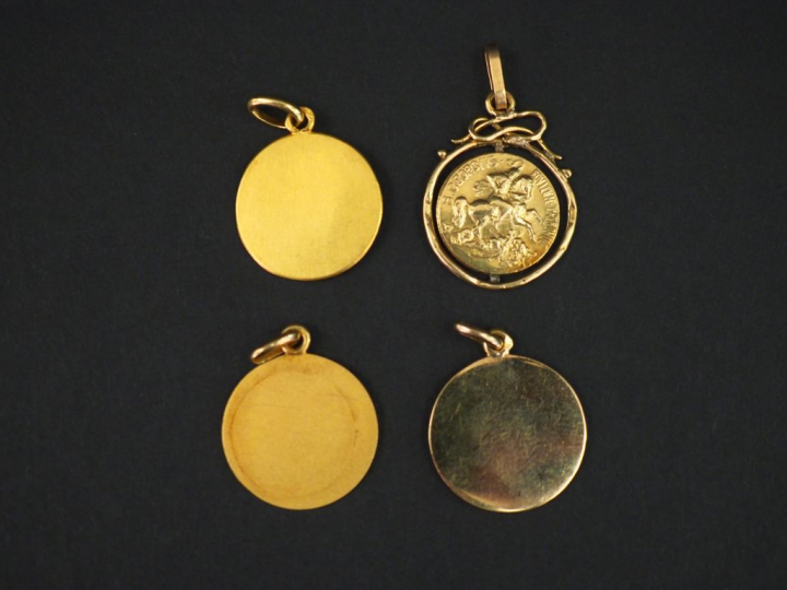 Ensemble comprenant quatre différentes médailles religieuses en or jau