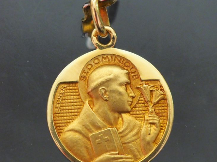 Ensemble comprenant quatre différentes médailles religieuses en or jau