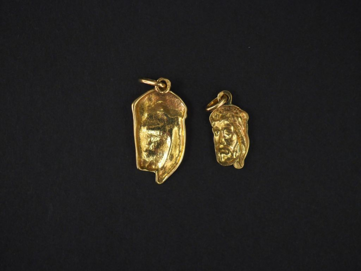 Deux pendentifs en or jaune, figurant la tête du Christ.  H. 1,5 cm et