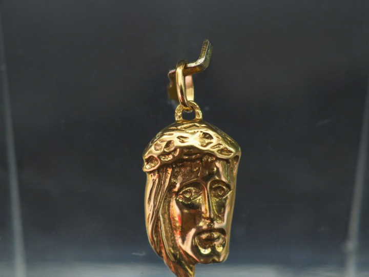 Deux pendentifs en or jaune, figurant la tête du Christ.  H. 1,5 cm et