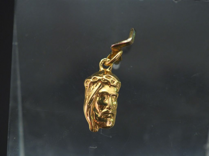 Deux pendentifs en or jaune, figurant la tête du Christ.  H. 1,5 cm et