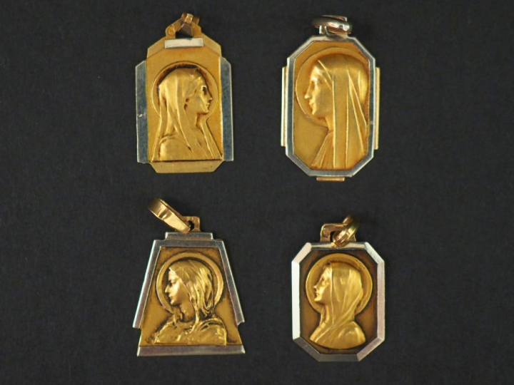 Ensemble de quatre médailles de style Art déco deux tons d'or, figuran