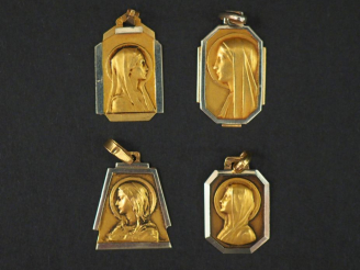 Vente aux enchères Ensemble de quatre médailles de style Art déco deux tons d'or, figuran