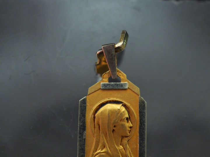 Ensemble de quatre médailles de style Art déco deux tons d'or, figuran