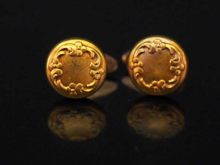 Une paire de boutons de manchettes en or jaune, à décor de rinceaux. P