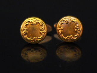Vente aux enchères Une paire de boutons de manchettes en or jaune, à décor de rinceaux. P