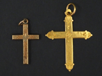Vente aux enchères Ensemble comprenant :  - un pendentif en forme de croix en or jaune, à