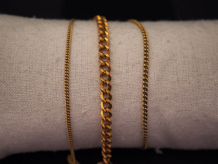 Ensemble comprenant :  - un bracelet en or jaune maille gourmette mart