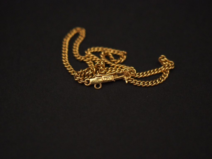 Ensemble comprenant :  - un bracelet en or jaune maille gourmette mart