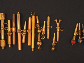 Vente aux enchères Ensemble comprenant :  - treize différentes clés de montre en or jaune