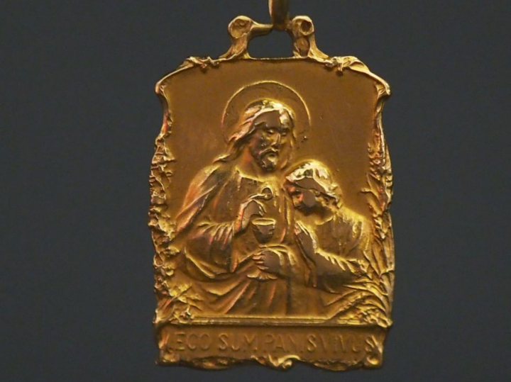 Médaille religeuse de forme rectangulaire en or jaune, figurant le Chr