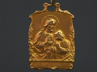 Vente aux enchères Médaille religeuse de forme rectangulaire en or jaune, figurant le Chr