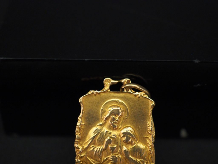 Médaille religeuse de forme rectangulaire en or jaune, figurant le Chr
