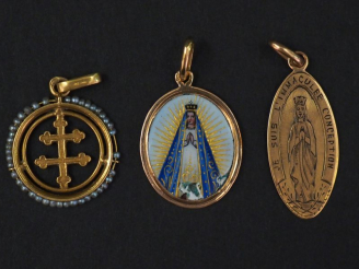 Vente aux enchères Ensemble comprenant :  - une médaille religieuse ovale en or jaune, fi