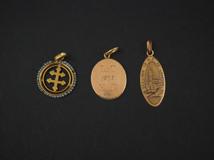 Ensemble comprenant :  - une médaille religieuse ovale en or jaune, fi