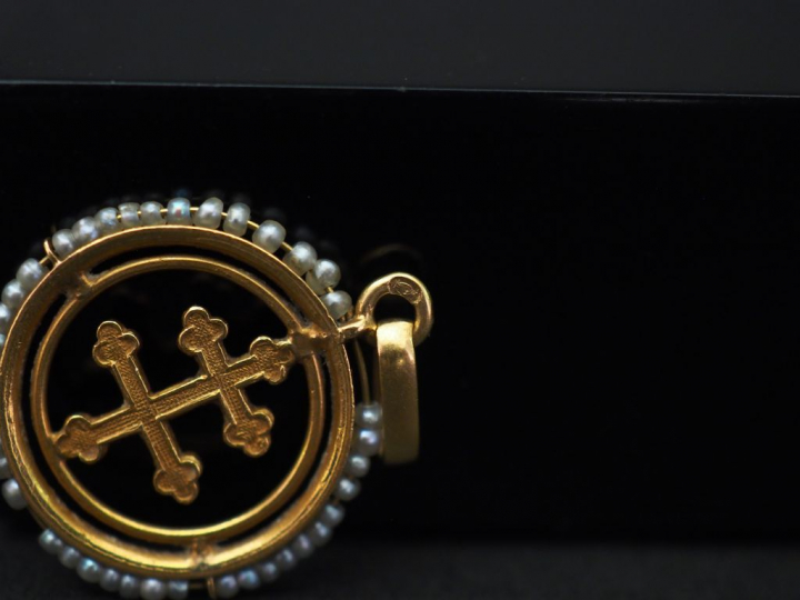 Ensemble comprenant :  - une médaille religieuse ovale en or jaune, fi