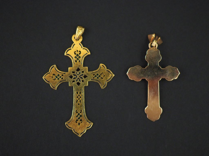 Ensemble comprenant :  -	 un pendentif en forme de croix en or jaune e