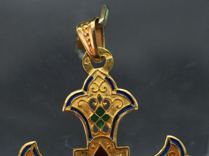 Ensemble comprenant :  -	 un pendentif en forme de croix en or jaune e