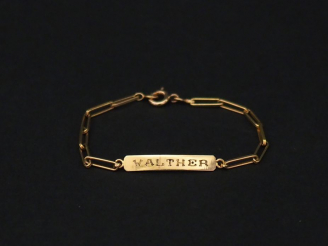 Vente aux enchères Gourmette de baptême en or jaune. Marquée Walther. Long. 14 cm Poids. 