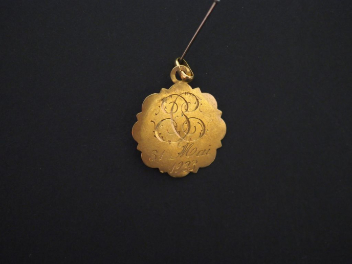 Médaille religieuse à bord polylobé en or jaune, figurant la Sainte Vi