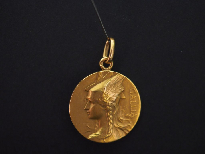 VERNON.  Médaille en or jaune "Gallia", à décor double faces.  Signée.