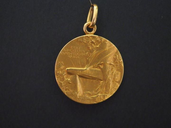 VERNON.  Médaille en or jaune "Gallia", à décor double faces.  Signée.