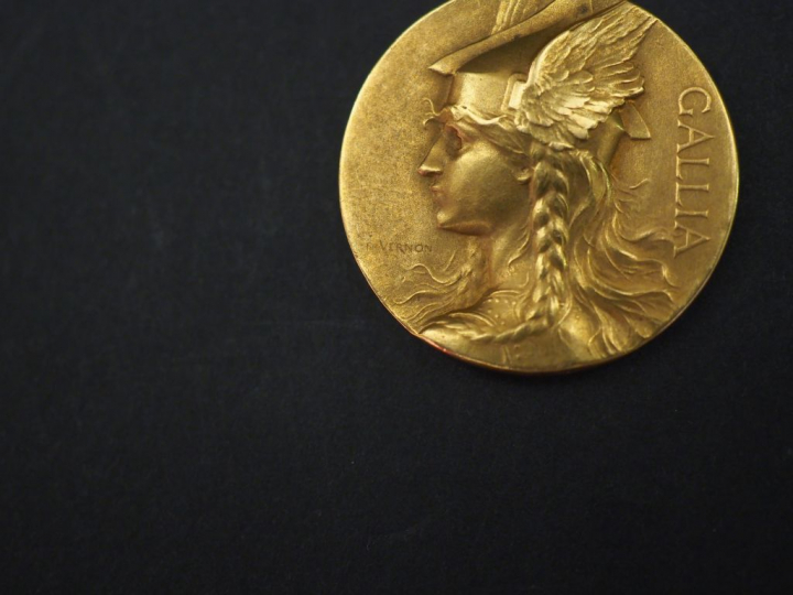 VERNON.  Médaille en or jaune "Gallia", à décor double faces.  Signée.