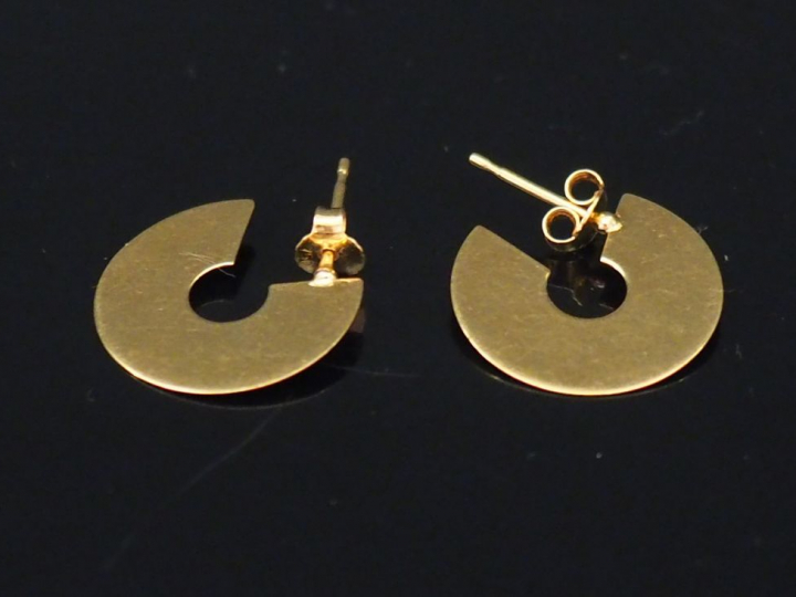 Paire de demi-créole plate en or jaune. Poids. 2,82 g