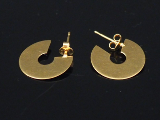 Vente aux enchères Paire de demi-créole plate en or jaune. Poids. 2,82 g