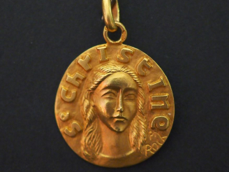 Vente aux enchères Médaille religieuse en or jaune, figurant Sainte Christine.  Diam. 1,8