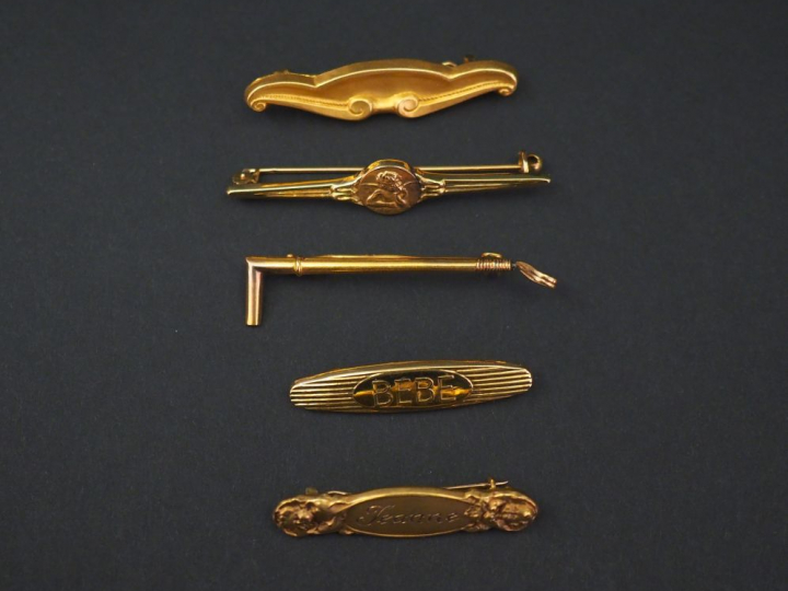 Ensemble comprenant :  - une broche en or jaune, en forme de canne de 