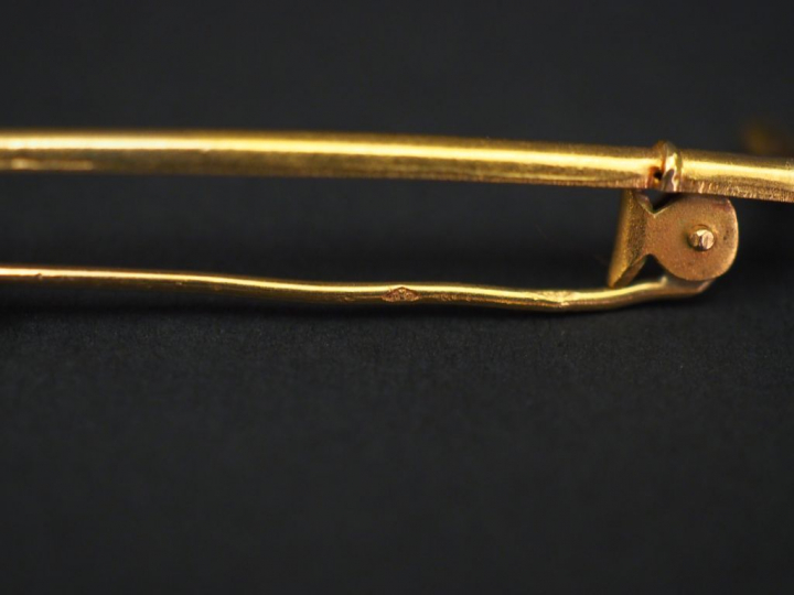 Ensemble comprenant :  - une broche en or jaune, en forme de canne de 