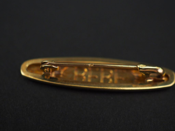 Ensemble comprenant :  - une broche en or jaune, en forme de canne de 