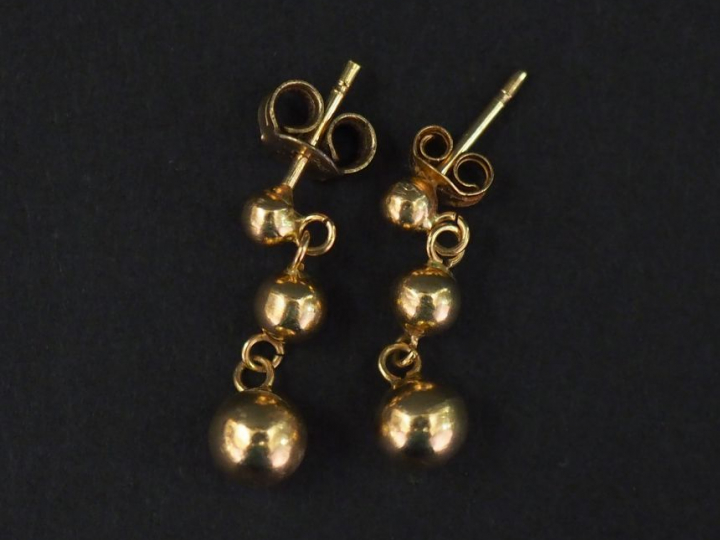Paire de boucles d'oreilles en or jaune, composées de trois boules en 