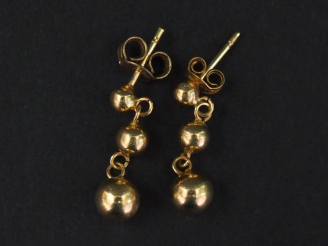 Vente aux enchères Paire de boucles d'oreilles en or jaune, composées de trois boules en 