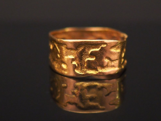 Vente aux enchères Bague en or jaune, à décor de motifs stylisés.  Poids. 1,40 g