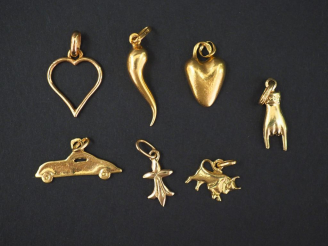 Vente aux enchères Ensemble comprenant :  - deux pendentifs en or jaune en forme de cœur.