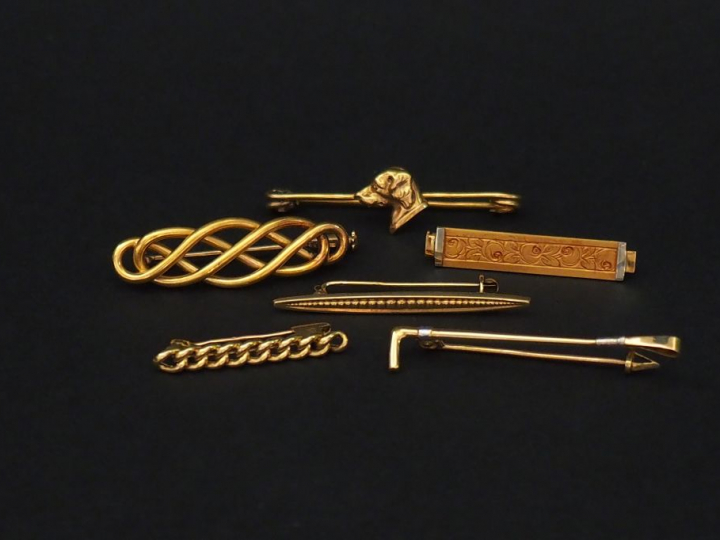 Ensemble comprenant :  - une petite broche barrette en or jaune, à déc