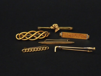 Vente aux enchères Ensemble comprenant :  - une petite broche barrette en or jaune, à déc