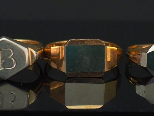 Ensemble comprenant :  - une bague chevalière de style Art déco deux t