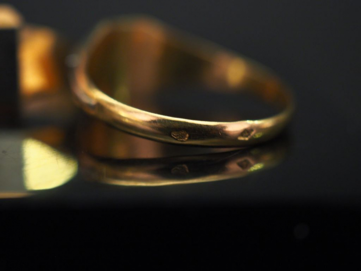 Ensemble comprenant :  - une bague chevalière de style Art déco deux t