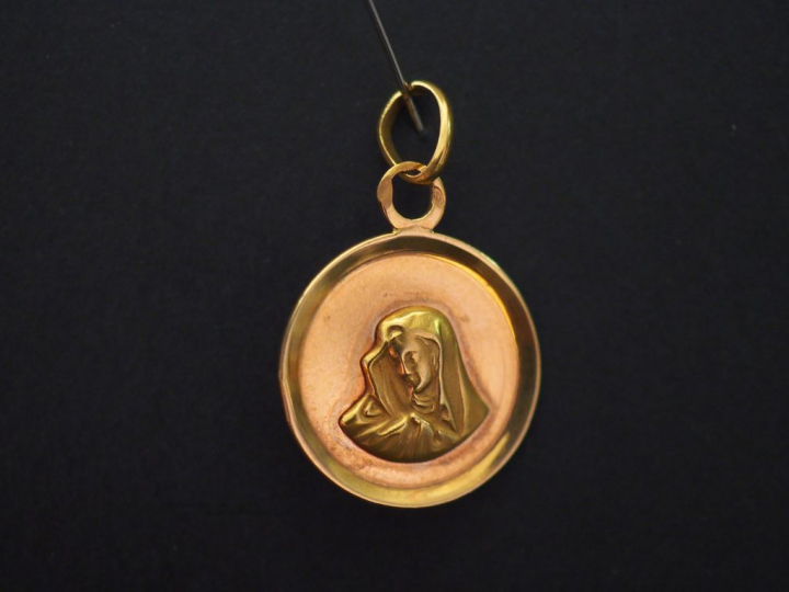 Médaille religieuse en or jaune, figurant la Sainte Vierge en léger re