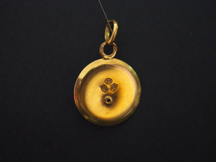 Médaille religieuse en or jaune, figurant la Sainte Vierge en léger re